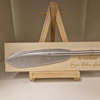 Houten bordje met zilveren pen