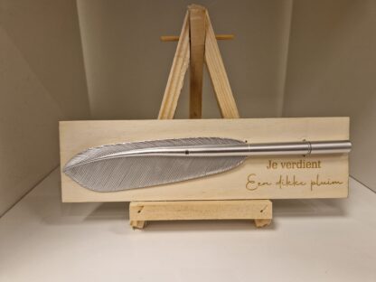 Houten bordje met zilveren pen