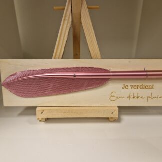 Houten bordje met roze pen