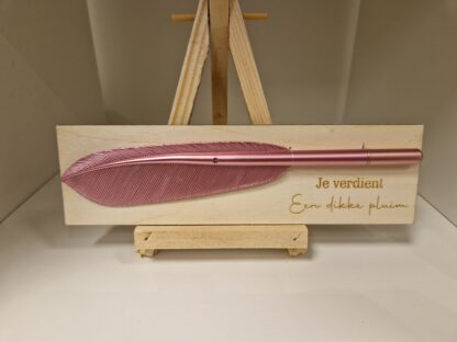 Houten bordje met roze pen