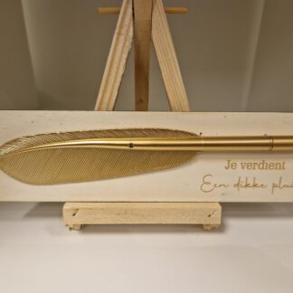 Houten bordje met gouden pen
