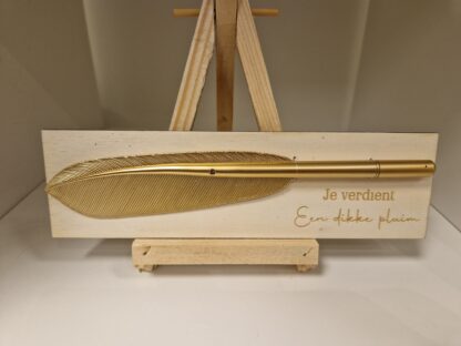 Houten bordje met gouden pen