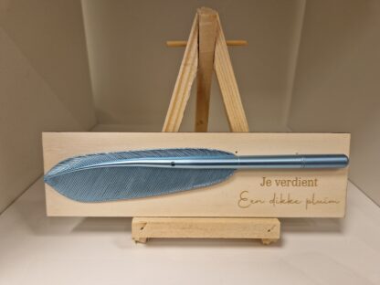 Houten bordje met blauwe pen